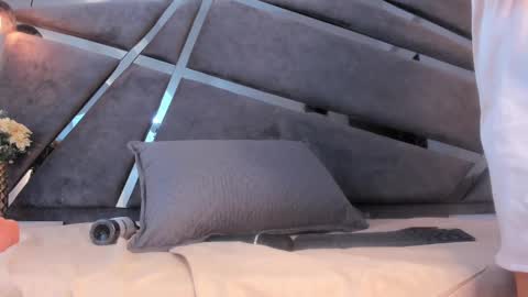 Mia  online show from November 16, 1:11 pm