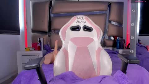 Mia online show from November 17, 8:20 pm