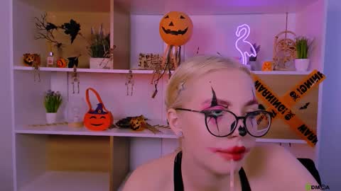 Snapshot of miki_ti chatting on October 31, 9:57 am miki_ti online show from October 31, 9:57 am