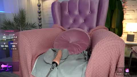 Snapshot of mila_sapphire chatting on October 18, 7:44 am Mila Sapphire online show from October 18, 7:44 am