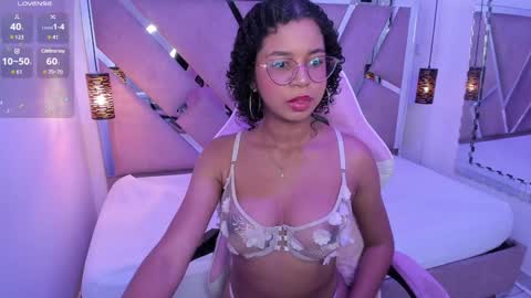 Snapshot of milahall__ chatting on December 13, 8:14 pm Milenna online show from December 13, 8:14 pm