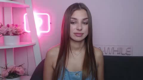 milanaangelas online show from December 15, 5:56 am