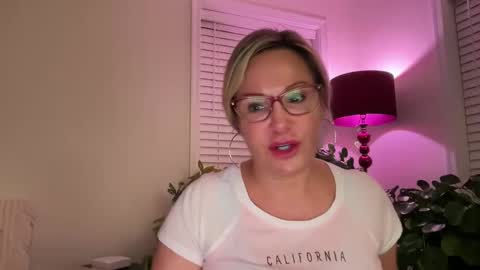 Snapshot of milf_goddess chatting on October 6, 2:50 am MIlf Goddess online show from October 6, 2:50 am