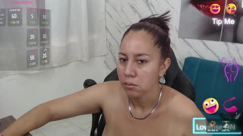 Snapshot of milf_loven chatting on February 5, 7:31 pm Milf Loven online show from February 5, 7:31 pm