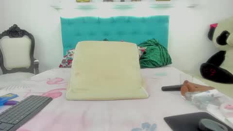 Snapshot of milky_emma chatting on February 5, 1:00 pm milky_emma online show from February 5, 1:00 pm