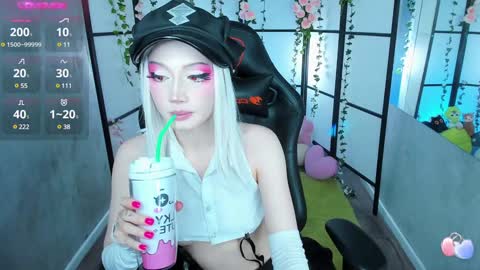 Snapshot of milkycute chatting on December 6, 9:56 pm milky cute online show from December 6, 9:56 pm