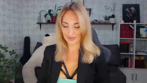 MillaXQueen online show from August 1, 1:24 pm