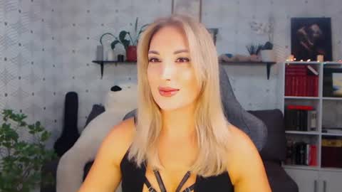 MillaXQueen online show from July 28, 12:01 pm