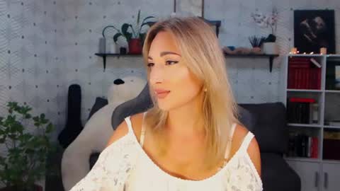 MillaXQueen online show from July 30, 3:35 pm