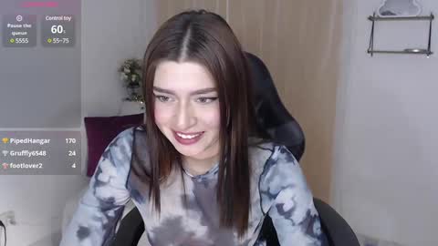 Snapshot of mily_thomson_b chatting on February 8, 3:19 am Mily online show from February 8, 3:19 am