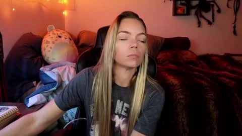 Snapshot of mindymars chatting on January 3, 12:41 pm Mindy Mars online show from January 3, 12:41 pm