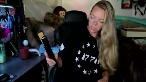 Snapshot of mindymars chatting on October 8, 2:54 pm Mindy Mars online show from October 8, 2:54 pm