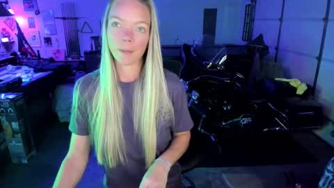 Snapshot of mindymars chatting on October 17, 2:31 pm Mindy Mars online show from October 17, 2:31 pm