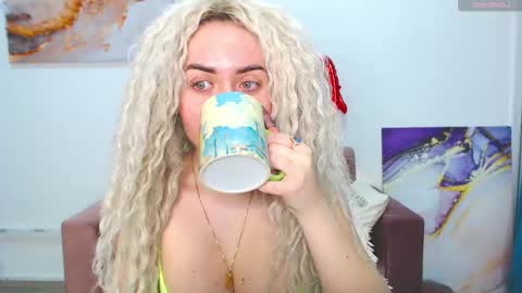 Snapshot of miss_kiten chatting on February 27, 8:09 pm miss_kiten online show from February 27, 8:09 pm