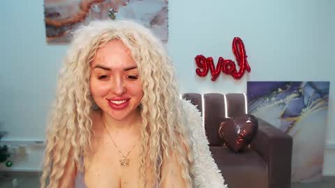 Snapshot of miss_kiten chatting on February 6, 10:00 pm miss_kiten online show from February 6, 10:00 pm