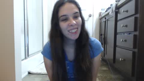 Snapshot of miss_sunshine01 chatting on December 8, 2:18 am Bella online show from December 8, 2:18 am