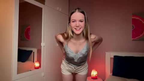 Snapshot of miss_sweetdream chatting on October 25, 5:59 am Emily online show from October 25, 5:59 am