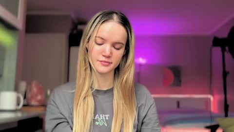 Snapshot of miss_sweetdream chatting on December 26, 9:22 am Emily online show from December 26, 9:22 am