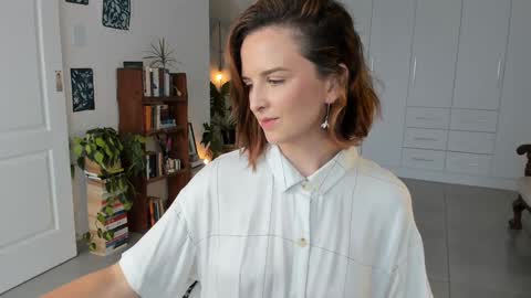 Alexandra Thorn online show from February 20, 1:34 pm