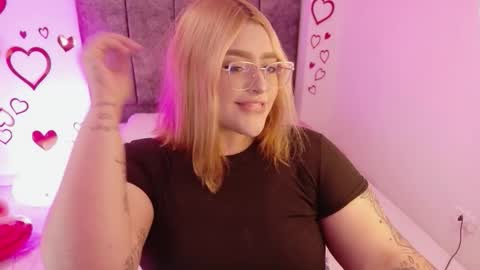 missevans_ online show from February 16, 6:52 pm