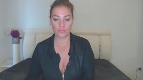 Khloe online show from October 12, 8:28 am