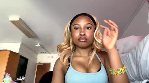 missmarimac online show from March 18, 4:12 pm