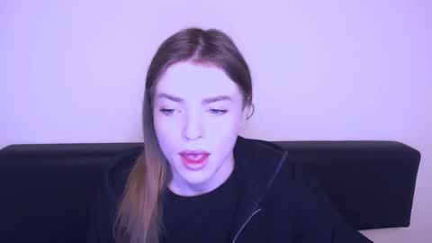 Snapshot of missoliviaa_ chatting on February 19, 9:50 am Olivia online show from February 19, 9:50 am