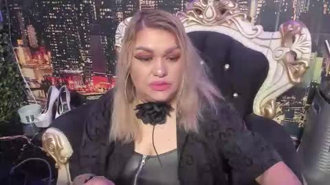 QueenT online show from November 3, 12:58 am