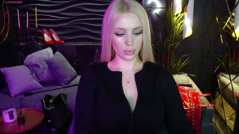 Snapshot of mistress_darsy chatting on December 27, 1:50 pm Darsy online show from December 27, 1:50 pm