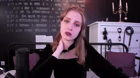 Snapshot of mistress_marlene chatting on December 28, 1:17 pm Mistress Marlene online show from December 28, 1:17 pm