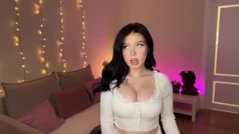 Mia online show from January 31, 8:07 pm