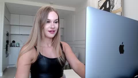 mistressuniverse online show from August 3, 8:07 am