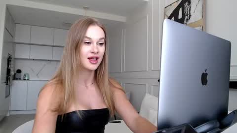 mistressuniverse online show from August 4, 9:37 am