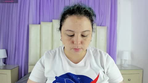 Snapshot of molliebue1 chatting on January 14, 12:14 pm Hey Guys Im Mollie online show from January 14, 12:14 pm