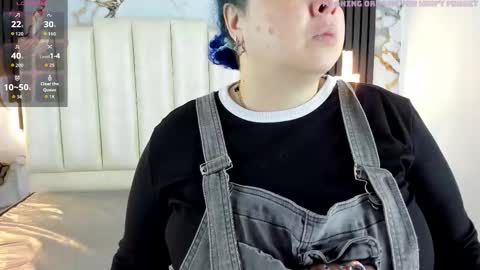 Snapshot of molliebue1 chatting on September 19, 12:26 pm Hey Guys Im Mollie online show from September 19, 12:26 pm