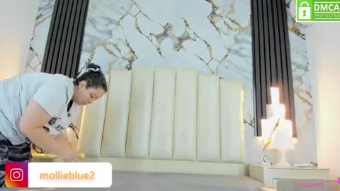 Snapshot of molliebue1 chatting on January 19, 12:28 pm Hey Guys Im Mollie online show from January 19, 12:28 pm