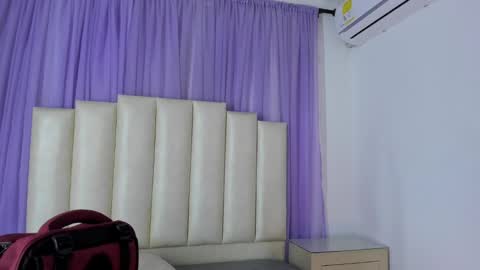 Snapshot of molliebue1 chatting on December 23, 11:57 am Hey Guys Im Mollie online show from December 23, 11:57 am