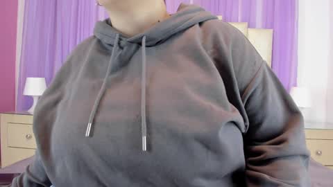 Snapshot of molliebue1 chatting on December 29, 12:01 pm Hey Guys Im Mollie online show from December 29, 12:01 pm