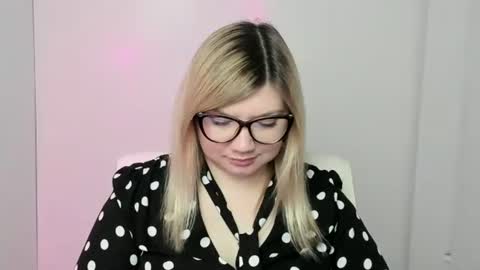 Snapshot of molly_moree chatting on October 15, 11:57 am Molly online show from October 15, 11:57 am