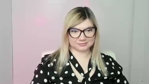 Snapshot of molly_moree chatting on October 18, 12:08 pm Molly online show from October 18, 12:08 pm