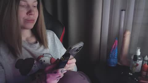 Snapshot of molly_royse chatting on March 7, 4:24 am I have new photos come and see with love Molly online show from March 7, 4:24 am