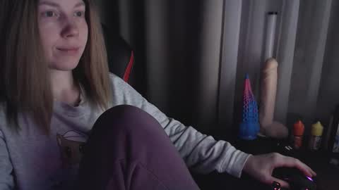 Snapshot of molly_royse chatting on February 18, 5:55 pm I have new photos come and see with love Molly online show from February 18, 5:55 pm