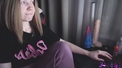 Snapshot of molly_royse chatting on February 5, 8:25 pm I have new photos come and see with love Molly online show from February 5, 8:25 pm