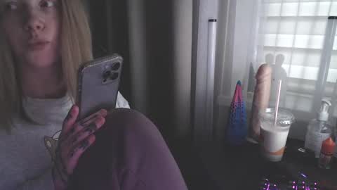 Snapshot of molly_royse chatting on January 27, 9:44 am I have new photos come and see with love Molly online show from January 27, 9:44 am