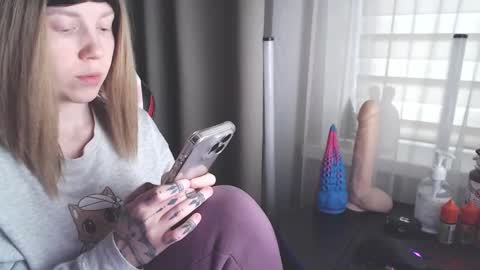 Snapshot of molly_royse chatting on January 25, 7:17 am I have new photos come and see with love Molly online show from January 25, 7:17 am