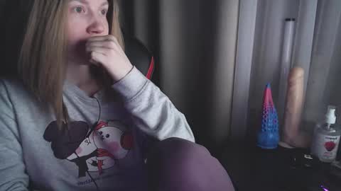 Snapshot of molly_royse chatting on March 4, 4:06 am I have new photos come and see with love Molly online show from March 4, 4:06 am