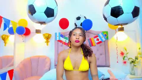 molyrestrepo online show from June 25, 9:05 pm