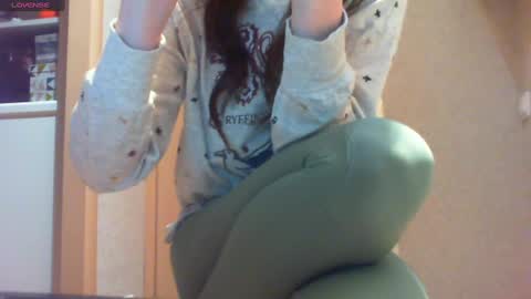 Snapshot of momentbeforedown chatting on March 2, 3:20 pm Hailey online show from March 2, 3:20 pm