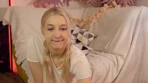 moonliora online show from March 10, 5:50 pm