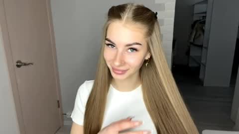 Stella online show from April 21, 7:15 am